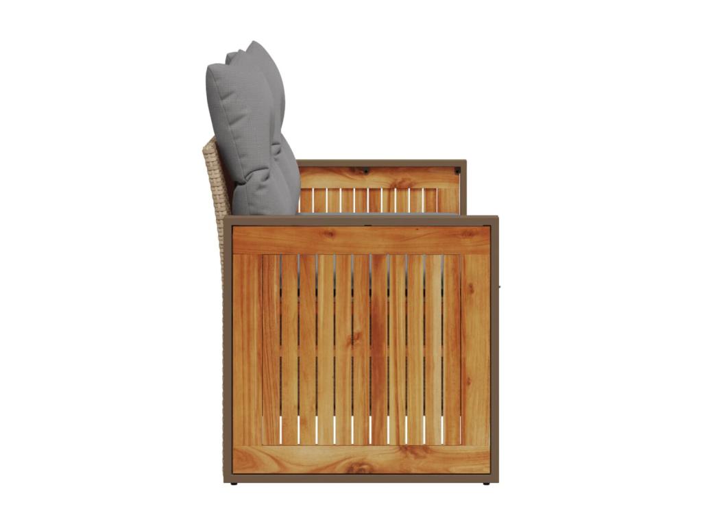 Canapé beige en résine tressée.